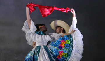 Pareja con traje típico bailando