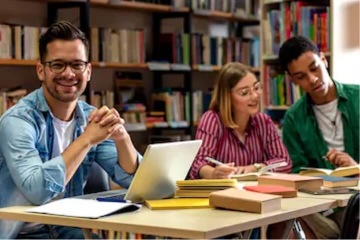 Estudiantes en la biblioteca