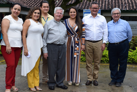 Visita Ibagué Padre Harold de Jesús Castilla Devoz, y Diego Jaramillo Cuartas Imagen de los padres Harold y Diego acompañados de la Vicerrectora y otras personas.