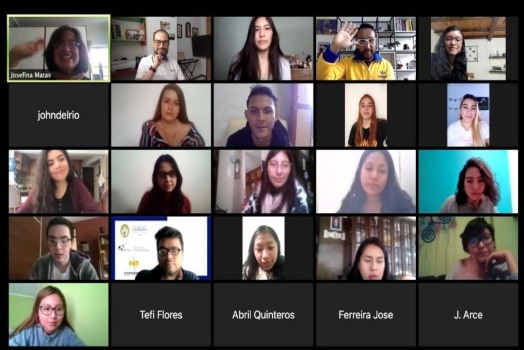 Sede Bello implementa proyecto de Aprendizaje Colaborativo Internacional en Línea Captura de pantalla de profesor danto cátedra frente al computador