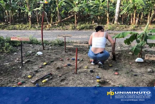 Exitoso proyecto social formativo como alternativa al desarrollo de prácticas de responsabilida social, en sede Bello de UNIMINUTO Estudiante mujer en cuclillas en huerta rural.