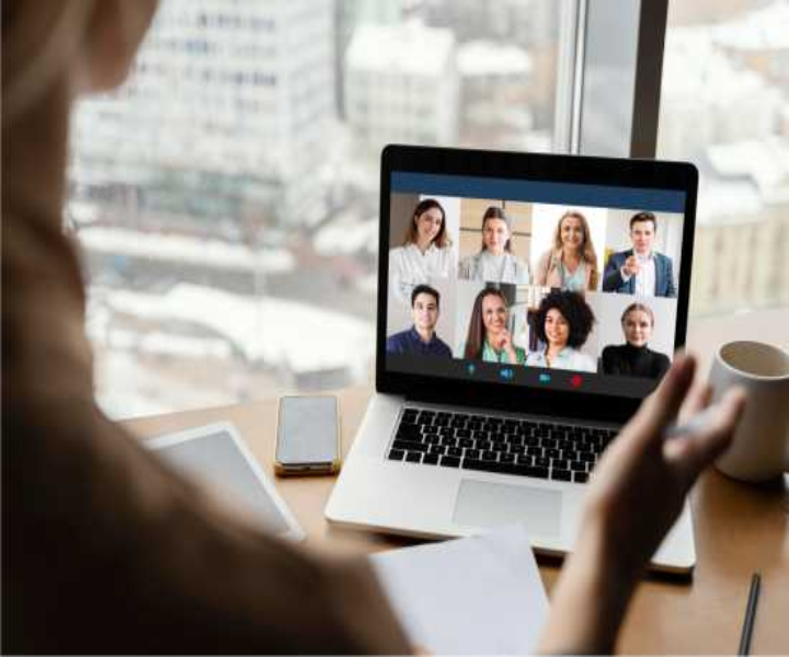 Reunión virtual con padres de familia de estudiantes UNIMINUTO pantalla de computador con personas en video conferencia
