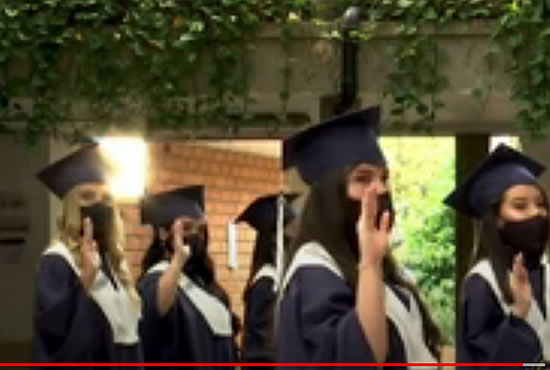 Ceremonia de grados de Antioquia Graduados de Antioquia con toga, birrete y tapabocas