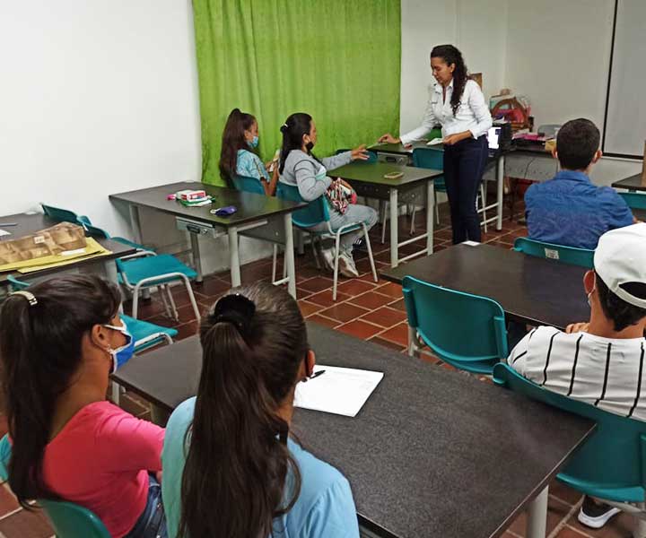 Teoralimpiadas iniciativa de Ingenieros Sin Fronteras Colombia Grupo de seis personas y una profesora participando en las Teoralimpiadas