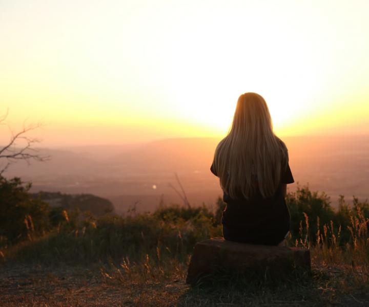 Investigación construccion de pareja en mujeres Mujer frente al atardecer