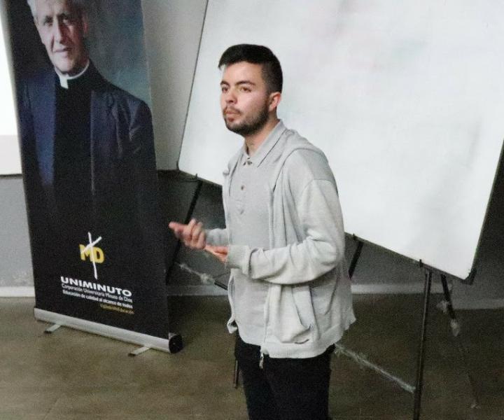Estudiante UNIMINUTO logra publicación en SCOPUS Jeisson López expone su investigación