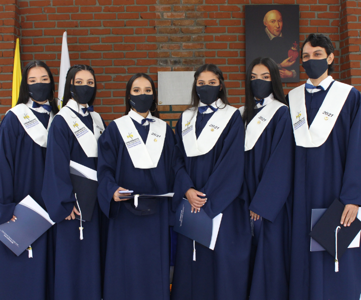 Primeras certificaciones en Cartago Seis estudiantes certificados con toga, ubicados en una fila. miran al frente.