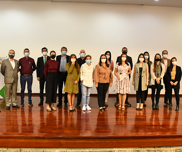 La academia unida por Risaralda Rectores de las universidades de la red de pie, en dos filas en el escenario del teatro.