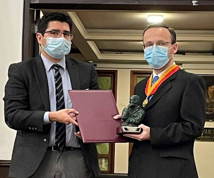 Jaime Carvajal recibe reconocimiento del Concejo de Bogotá Profesor recibe premio de periodismo Álvaro Gómez Hurtado
