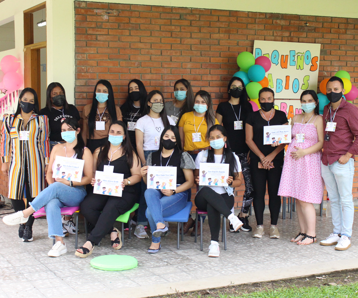 Prácticas significativas en Licenciatura Grupo de estudiantes mujeres reunidas con su mención especial. Usan tapabocas y están acompañadas de los docentes.