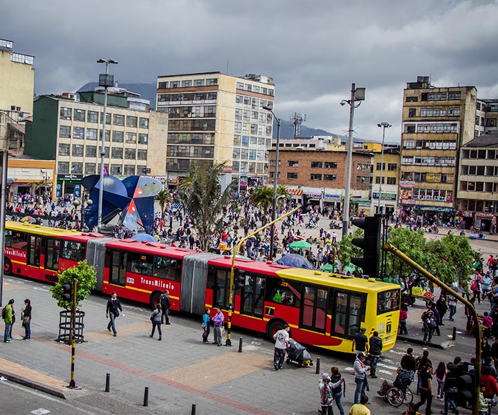 Pequeños comerciantes sin un e-commerce eficaz para enfrentar la pandemia Personas en el centro de Bogota al cerca estación transmilenio