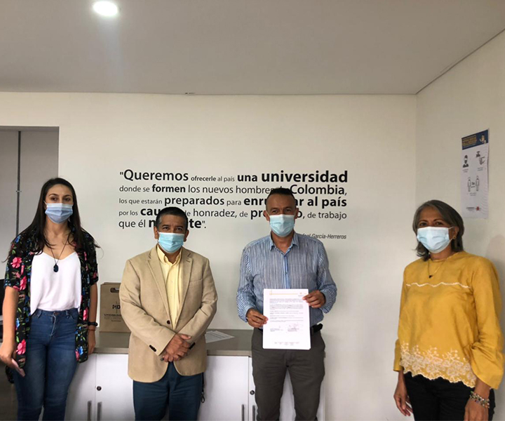 Firma del convenio con el Secretario de Educación del Municipio de La Ceja, en las instalaciones de Uniminuto Bello. De izquierda a derecha: Juliana Pérez Roldán, Coordinadora de Extensión y Proyección Social Facultad de Ciencias Humanas y Sociales; Padre Huberto Obando Gil, Rector UNIMINUTO Seccional Antioquia - Chocó; Geovanny Henao Gallego, Secretario de Educación del municipio de La Ceja y Libia Franco Vélez, Directora Centro Regional Oriente. UNIMINUTO continúa posicionándose en el Oriente Antioqueño