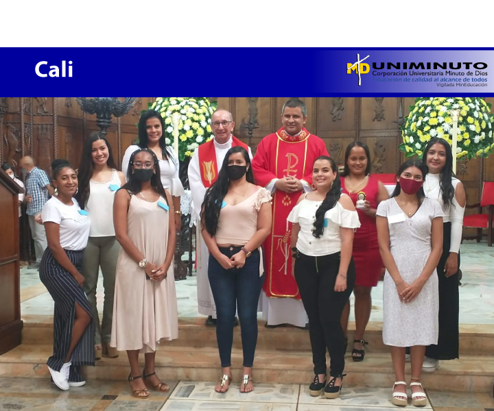 Confirmación de estudiantes en centro regional cali de UNIMINUTO Grupo de estudiantes recibiendo la confirmación con el área de Pastoral Cali
