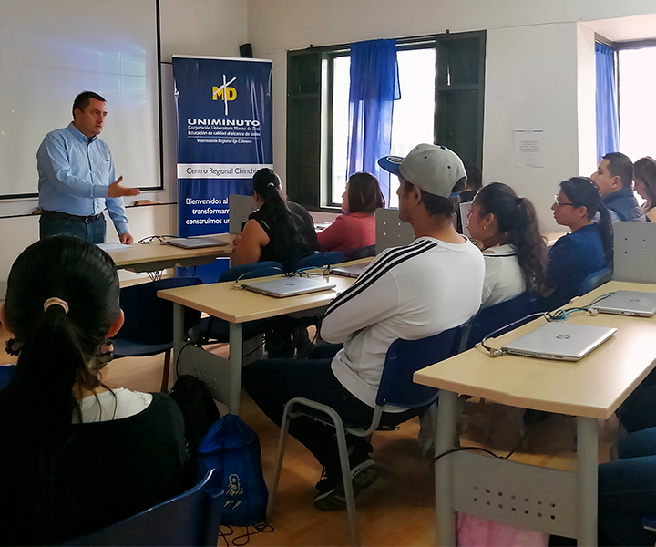 Chinchiná cuenta con las condiciones de calidad para la educación superior avalado por el MEN Presentación del Director del Centro regional frente a estudiantes.