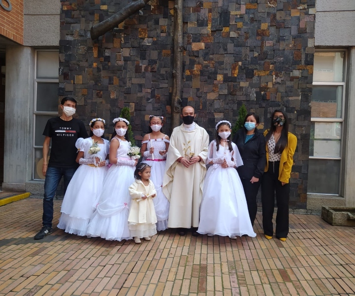 En la capilla de la Rectoría Bogotá – Presencial de UNIMINUTO, se llevaron a cabo las primeras comuniones de los familiares de los miembros de nuestra comunidad universitaria. El pasado 31 de julio, se realizaron las primeras comuniones de los familiares de los miembros de nuestra comunidad universitaria.