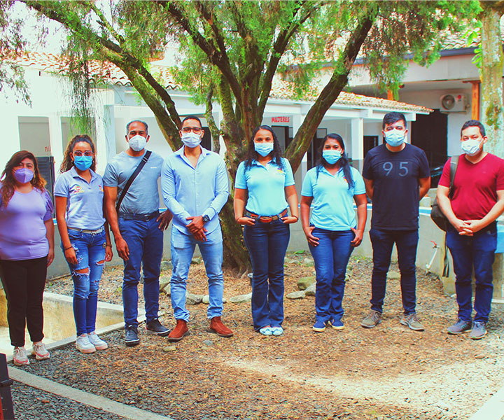 Así avanza el proyecto “Municipios Visibles para la paz Grupo de cinco personas trabajando en el proyecto Municipios Visibles para la paz