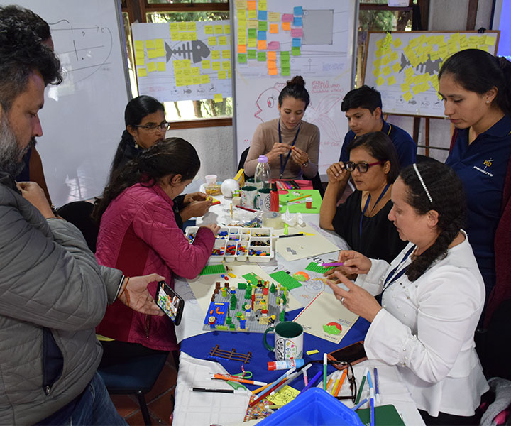 INNOVAREGIÓN: una metodología para el Fortalecimiento Empresarial Cinco personas trabajando en un taller educativo