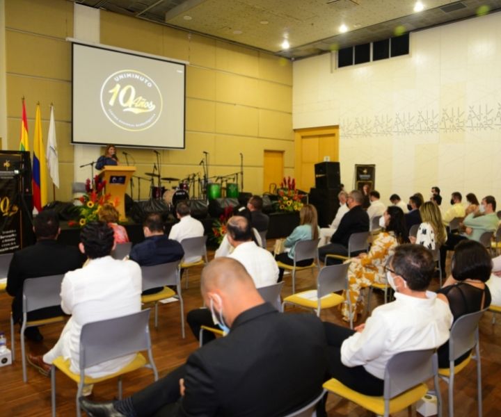 10 años del Centro Regional Barranquilla de la Corporación Universitaria Minuto De Dios – UNIMINUTO Grupo de personas en un salón de eventos