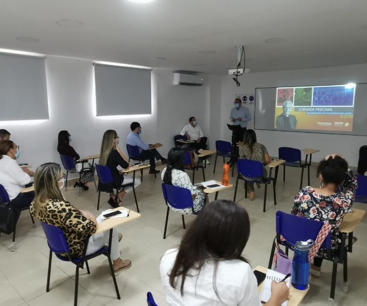 Educación que transforma vidas Grupo de personas recibiendo una charla