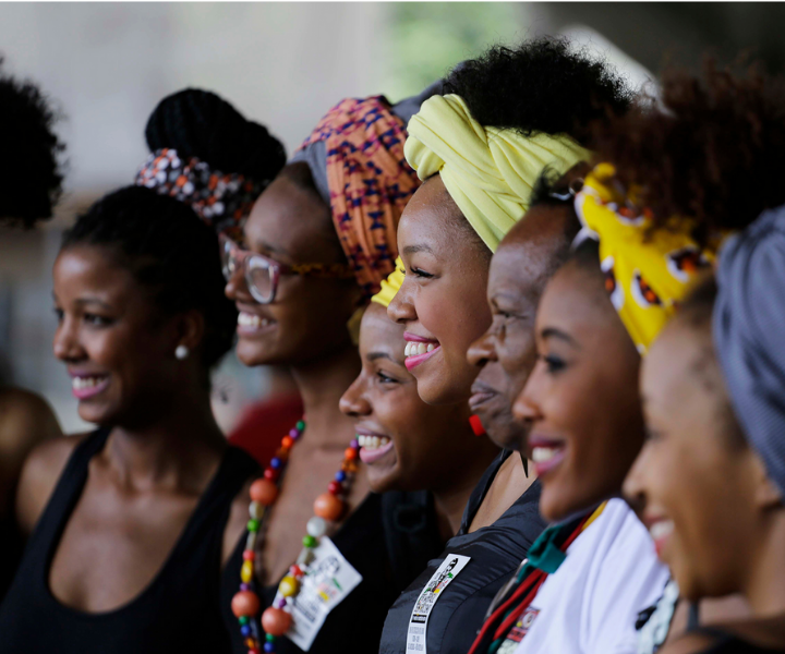 La afrocolombianidad sigue luchando para encontrar igualdad Fotografía de mujeres negras de perfil mostrando sus rasgos turbantes. UNIMINUTO Pereira