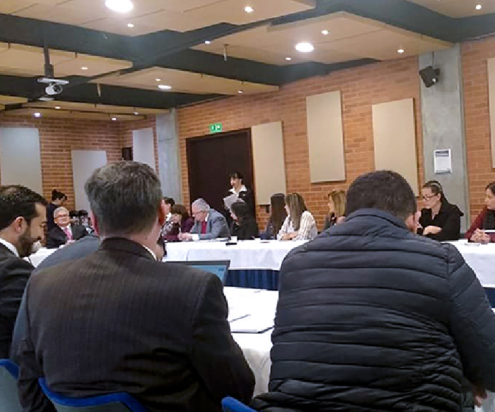 Gracias a la gestión y compromiso de UNIMINUTO, se mantiene la certificación de Calidad. Equipo de Auditorias en reunión