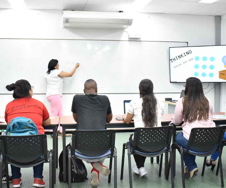 Tecnología de Negocios y Mercadeo con apoyo a los estudiantes. Grupo de personas en exposición de la Tecnología de negocios y mercadeo.