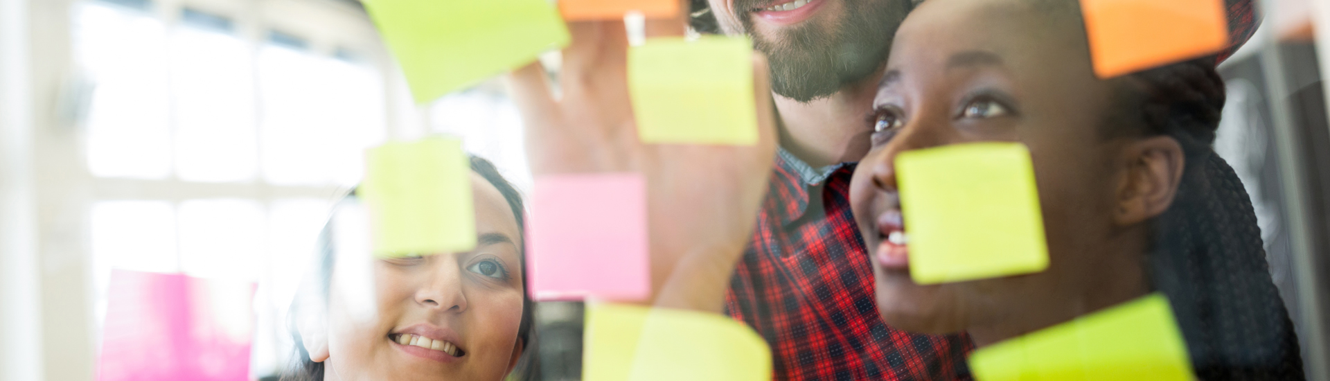 grupo de trabajo realizando actividad con posit