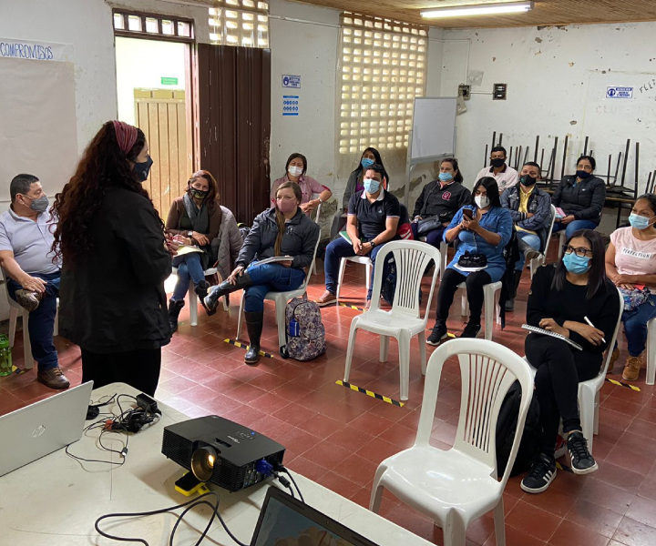 Trabajo Académico en la zona rural de Guadalajara de Buga con UNIMINUTO Grupo de personas recibiendo capacitación rural de buga con la orientación de UNIMINUTO Suroccidente