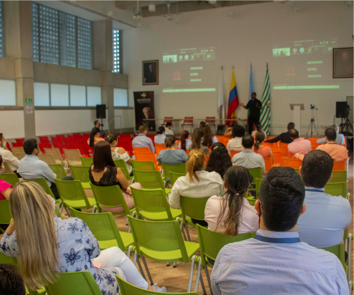 Personas en auditorio Colaboradores en evento