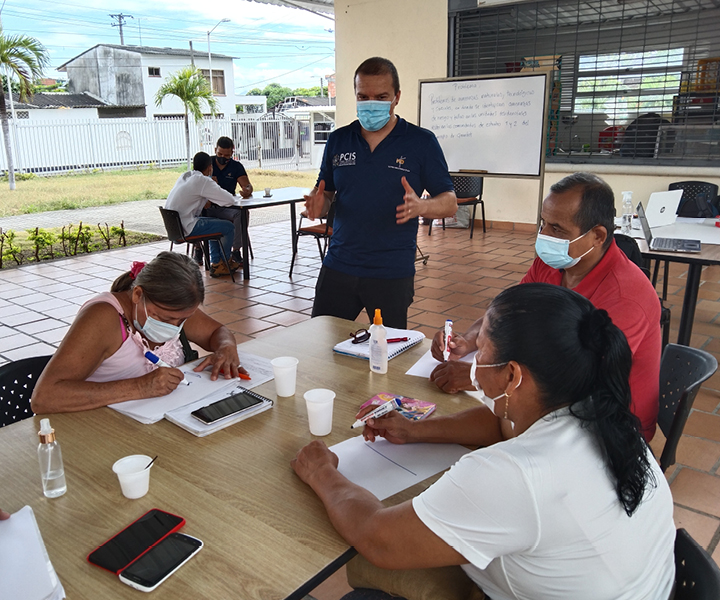 Ingeniero a tu Barrio, la iniciativa que está cambiando vidas Grupo de cuatro personas participando del taller Ingeniero a tu Barrio la iniciativa que está cambiando vidas