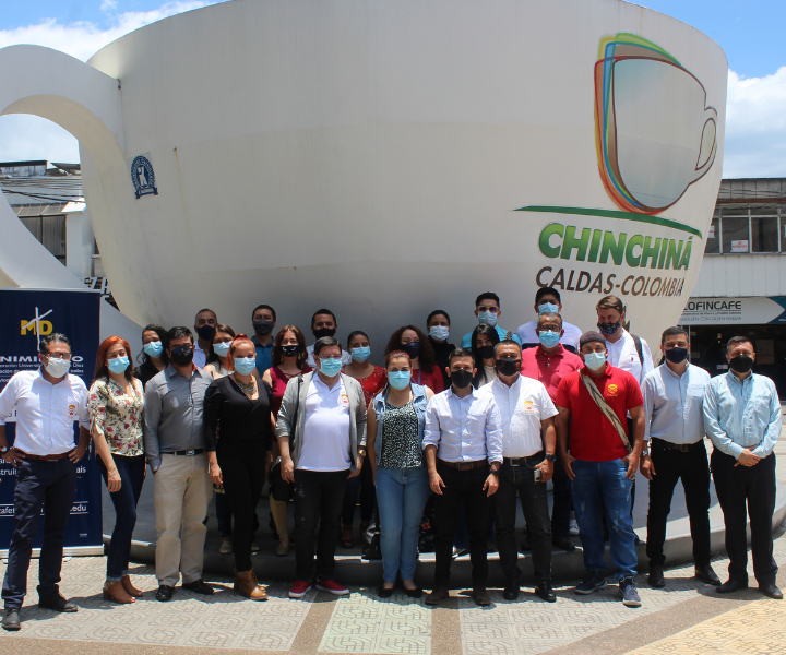 Delegación del CICNOC visitó UNIMINUTO Chinchiná Integrantes de las delegaciones de uniminuto y CINOC junto a la taza de café más grande del mundo, ubicada en el parque de chinchiná.