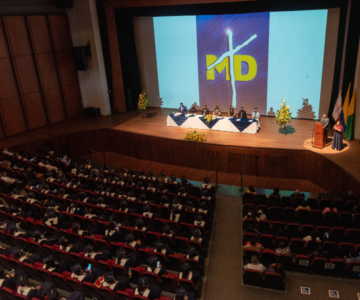 Nuevos egresados con don de servicio en Chinchiná Plano general de mesa principal y sillas de graduandos.
