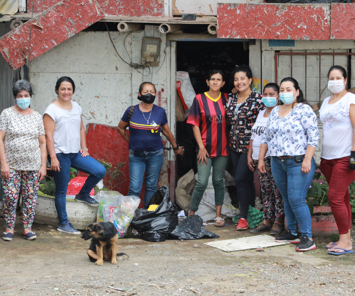 ECOLONIAS aporta al sentido social y ambiental en Pereira Mujeres de ECOLONIAS pereira en la fachada de la casa donde realizan la separación de los residuos sólidos