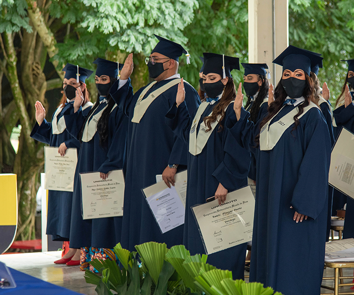 Nuevos profesionales con sello UNIMINUTO en Pereira Graduandos realizando su promesa profesional en ceremonia en UNIMINUTO Pereira