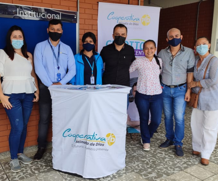 Estudiantes y aliados del Eje Cafetero reunidos en la Semana Progresa Algunos asistentes de la semana progresa de UNIMINUTO Eje Cafetero ubicados en una sola línea y abrazados posan mirando al frente