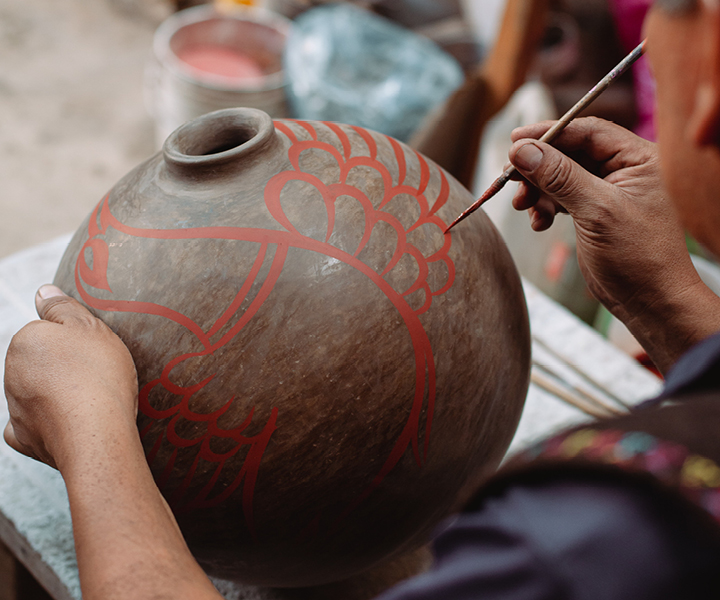 Segundas oportunidades desde la Innovación Social Artesano trabajando en ceramica