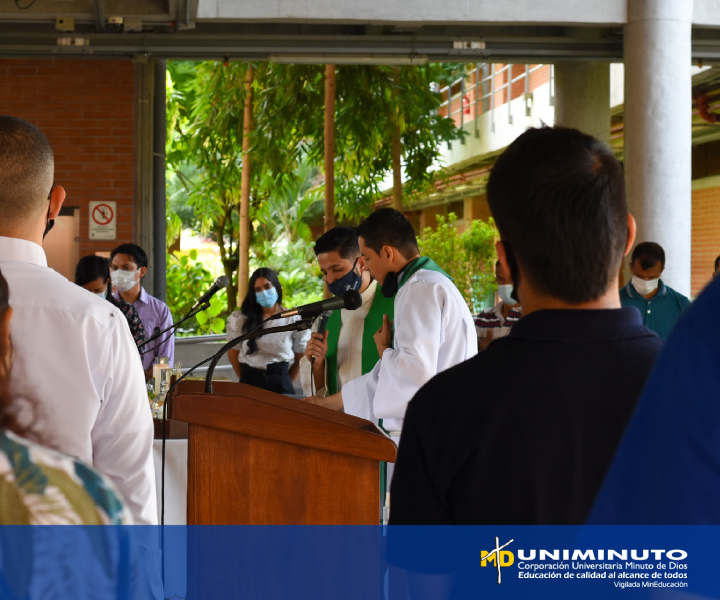 Celebración de la 6ta Semana Universitaria UNIMINUTO Grupo de personas reunidas celebrando la eucaristía en el Centro Regional Buga de UNIMINUTO