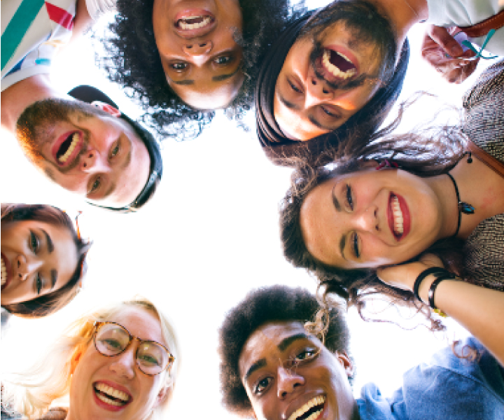 Bienestar se transforma Personas reunidas en círculo