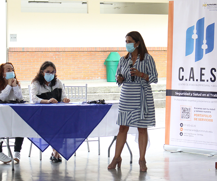 En un desayuno con empresarios y entidades públicas, UNIMINUTO presentó el CAES e hizo lanzamiento oficial de sus servicios. En la plazoleta del campus en Pereira, en una mesa de mantel blanco, los asistentes atienden a la presentación de los servicios del CAES en Pereira