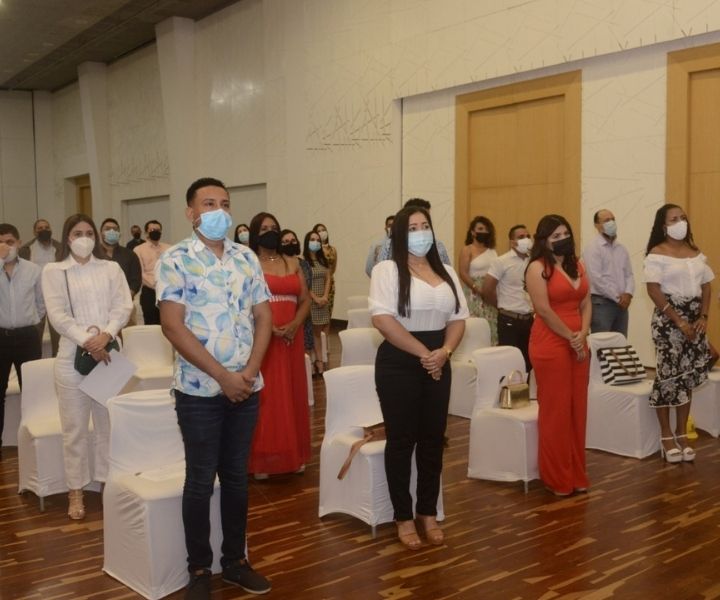 Noche de la Excelencia 2021 Vicerrectoría Regional Caribe Varios personas de pie en un auditorio