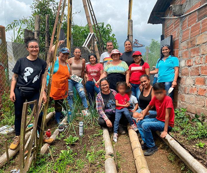 Mujeres en Pereira trabajan por la soberanía alimentaria Mujeres en la huerta comunitaria, en la parte inferior de la fotografía se ve el sembrado, planatas verdes, divididas por guaduas.