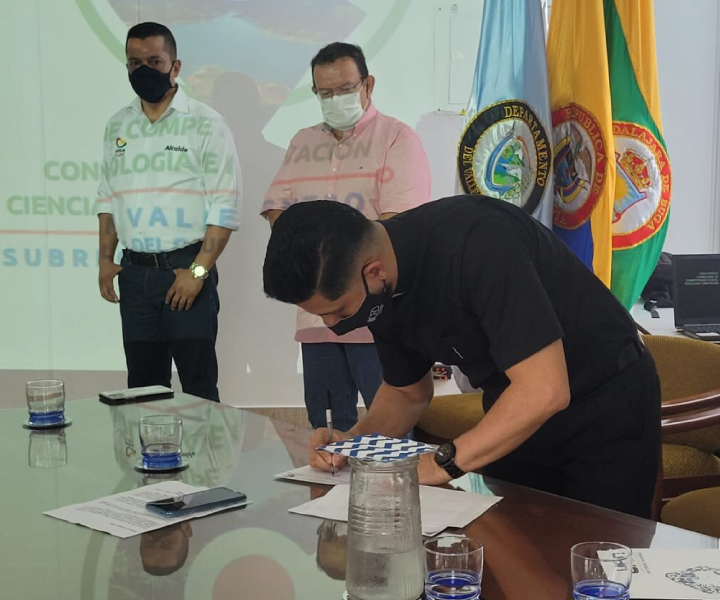 El Director del Centro Regional Buga hizo parte de la firma para creación del consejo. Firma de la creación del consejo en Buga