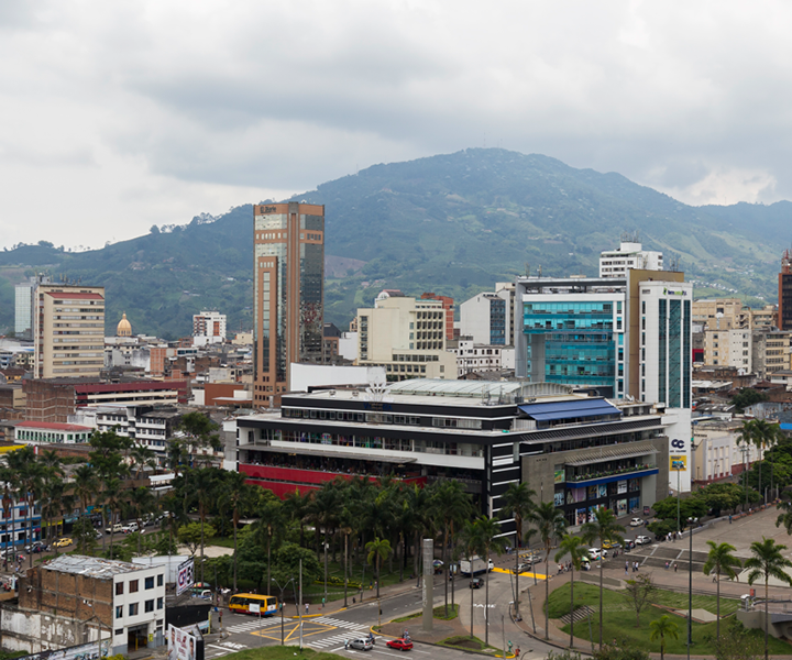Pereira, reactívate y emprende - UNIMINUTO Panorámica del centro de pereira, al fondo se observa la montaña del alto del nudo, el edificio del diario del otún, ciudad victoria.