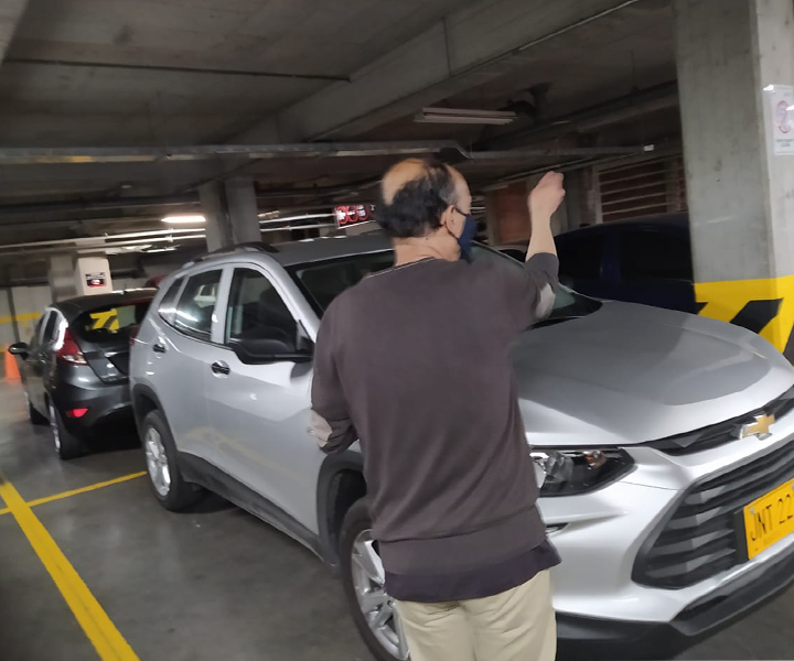 “Bendiciatón” un encuentro para resaltar la cultura y las buenas prácticas de movilidad Padre bendiciendo el carro