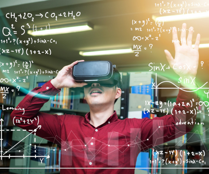 Caminos hacia 2050 y más allá Joven con gafas de realidad virtual