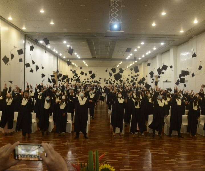 Grados 2021-2 Personas lanzando la toga