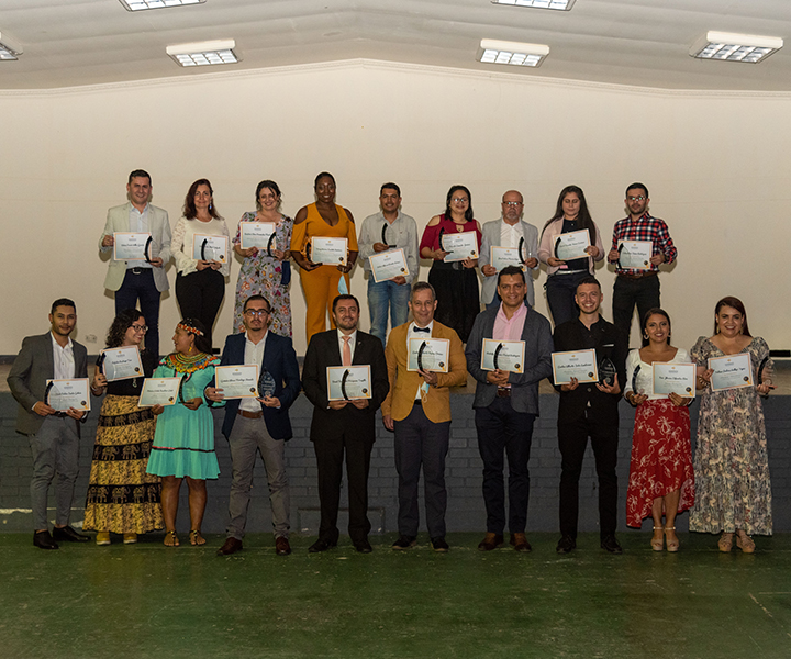 Reconocimiento a los mejores en la Noche de la Excelencia en el Eje Cafetero 2021 Grupo de personas recibiendo estatuillas como reconocimiento