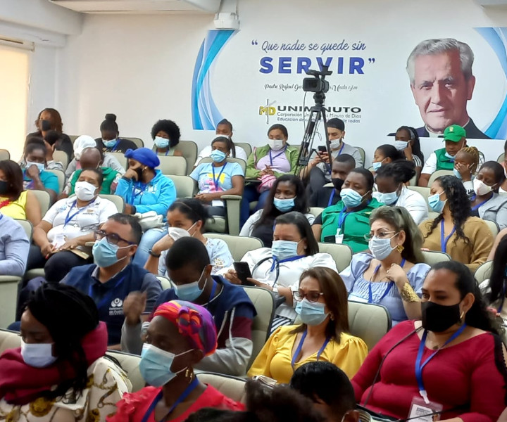 Los asistentes recibieron formación en Derechos Humanos. Grupo de personas en un auditorio
