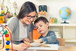 Mujer y niños abrazados explicando