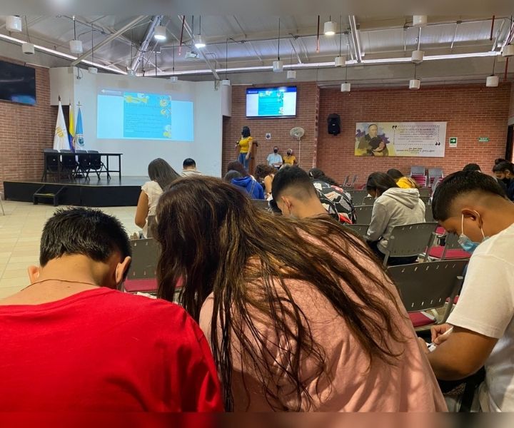 Jornadas de Inducción en la Rectoría Suroccidente Grupo de personas en el Auditorio del Centro Regional Buga